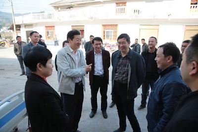 健康扶贫在路上 恩施州中心医院医疗援建洞下槽村 