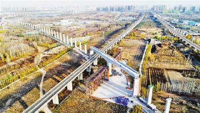 郑万铁路首次跨越京广高铁