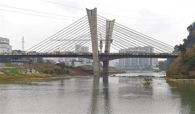 州城金山大桥开始铺装桥面