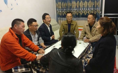 易地扶贫搬迁户搬新家 州委办帮扶干部前往暖房聚人气