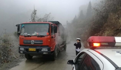 鹤峰 | 交警积极应对恶劣天气确保道路交通安全