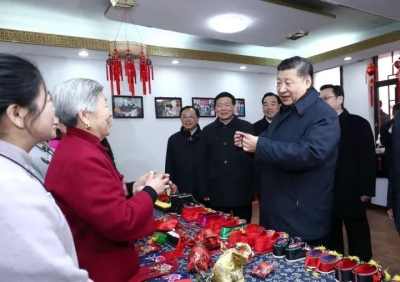 习近平在马庄村付了30块钱：“我买一个你们的香包，捧捧场”