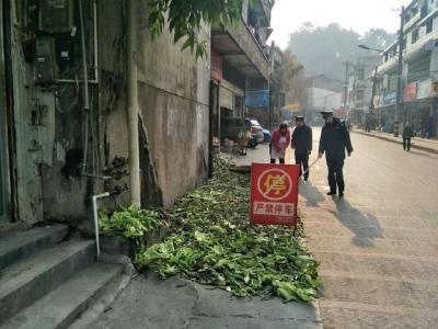 恩施 | 市民街边乱晒菜叶 影响市容被清除