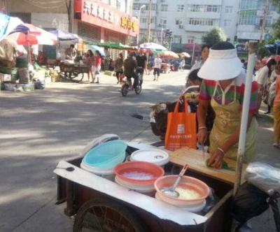 利川市重拳出击对街道上乱摆摊设点、占道经营、乱搭乱建等现象开展清理整治行动