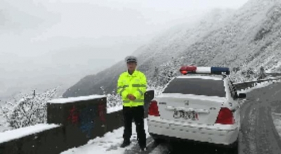 实拍！恩施鹤峰大雪纷飞 道路积雪5厘米以上