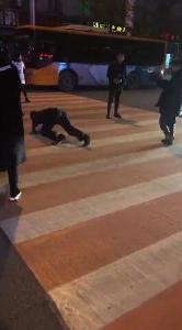 网传湖北恩施“跪爬过街”视频实为内训 多部门介入调查处理