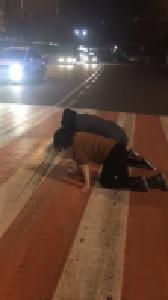 恩施州城一影楼惩罚员工出怪招 未完成任务“爬过马路” 律师称此举违法 警方介入调查