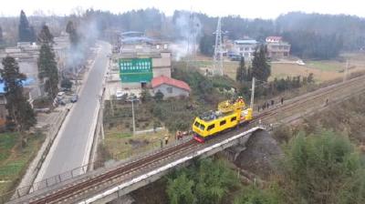 国网利川市供电公司：积极治理“三跨”线路 力保电网安全度冬