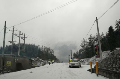 巴东 | 冰凌天气 交警路政齐上路保道路畅通