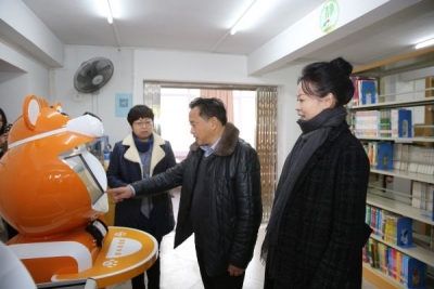 州文体新广局副局长谭冬青到州图书馆调研指导工作