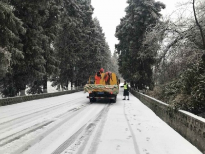巴东公路打响2018扫雪防滑保畅第一枪