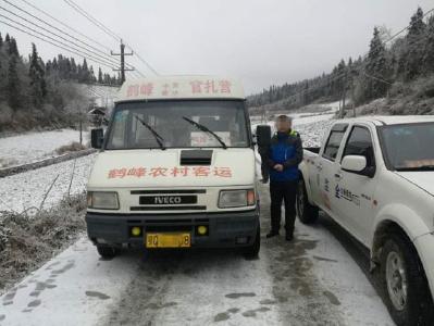 大胆司机冰冻天超员 鹤峰交警从严查处