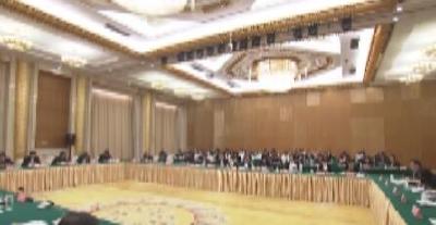 省十三届人大一次会议恩施代表团全体会议 审议省人大常委会工作报告和两院工作报告 
