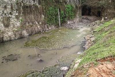 恩施州城金子坝路一污水沟患“肠梗阻”