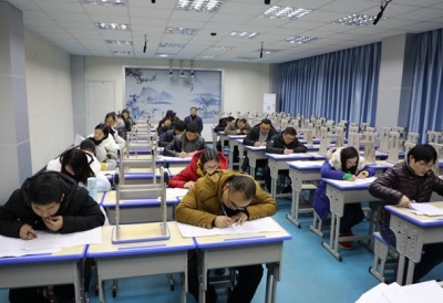 鹤峰 | 举行别样“高考” 学校领导监考专任教师 