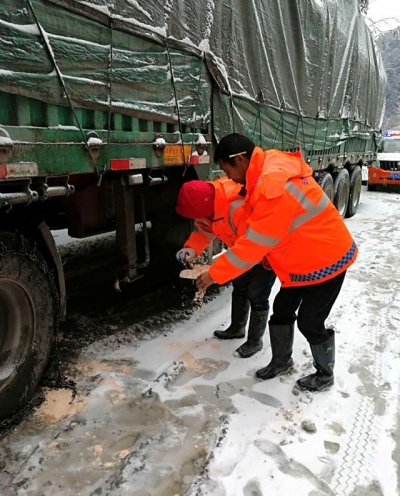 建始公路：风雪无情人有情——记建始县公路局花坪公路管理站救助受困外地司机