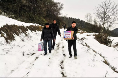 巴东县经信局：企业牵手贫困户 互惠合作谋双赢