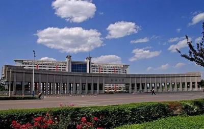 不去不发毕业证！这所学校以实习名义