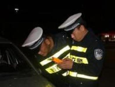 鹤峰交警流动车管所业务下乡受好评