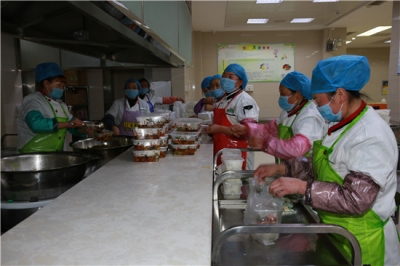 特殊的团年饭 1756份免费团年饭送给过年不能回家的住院患者 