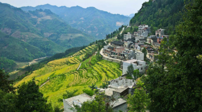 州政府办脱贫攻坚“尖刀班”进驻清江村