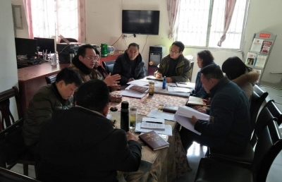 鹤峰县中营镇红岩坪村“尖刀班”共商扶贫发展大计