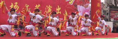 恩施市：广场汇演闹新春