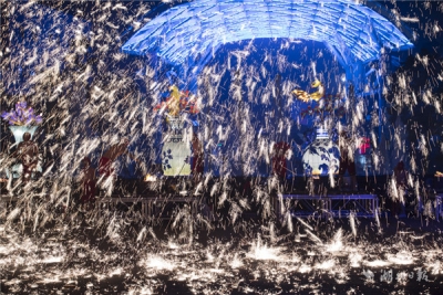 舞火龙钢花、赏非遗花灯…万名游客乐享欢乐谷民俗盛典