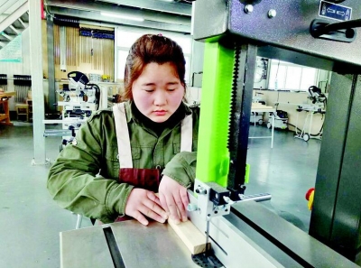 湖北高校20岁萌妹子当起木匠 欲参加世界技能大赛
