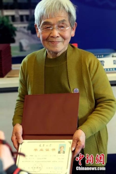 开挂的81岁“学霸奶奶”毕业了！她的毕业发言让很多年轻人汗颜