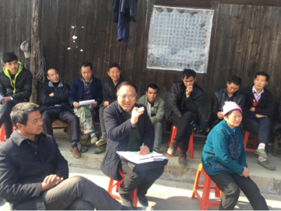 鹤峰下坪乡东洲村“尖刀班”战友与村民共商脱贫攻坚大计