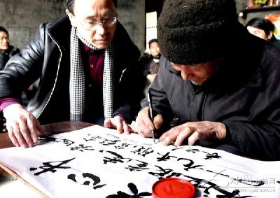 团年饭桌上，他们按下鲜红的手印