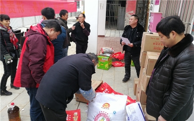 扶贫慰问暖人心  法制宣传进乡村