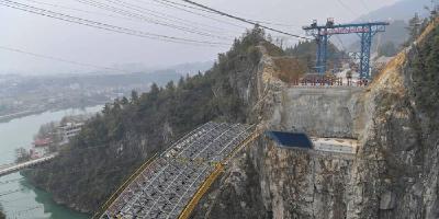 建恩高速清江大桥钢拱吊装顺利进行