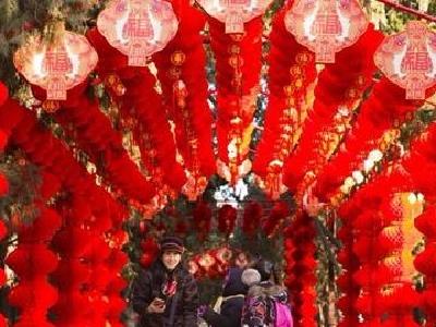 抢红包集五福 “新年俗”折射中国社会变迁