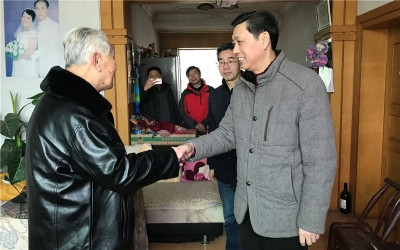 省地质局邹泉华一行走访慰问第二地质大队患病困难职工