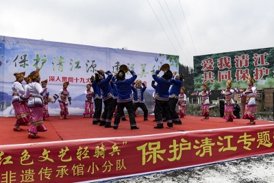 “红色文艺轻骑兵”走进清江源头