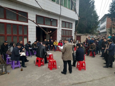 州政府办公室召开院坝会现场谋划扶贫工作 