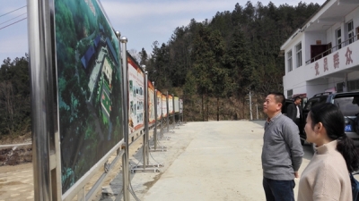 润物无声 周末进村 ——州财政局局长黄敏走访纪实 