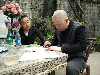 来凤县财政局：“白+黑”入户宣传扫黑除恶