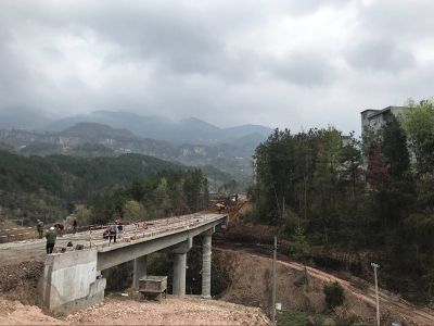 巴东县水布垭镇清江大桥北岸全线贯通