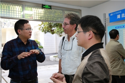国际硒研究学会主席参观湖北硒与人体健康研究所