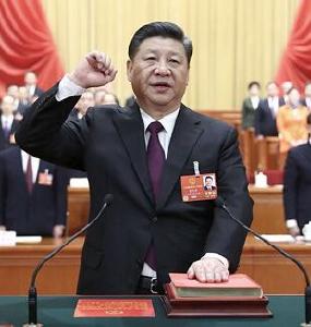 人民日报社论:国家的掌舵者 人民的领路人