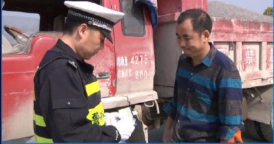 恩施 | 运砂车未覆盖上路 行驶途中被拦停