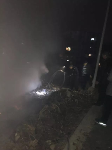 利川 | 一居民引燃公园旁生活垃圾遭举报