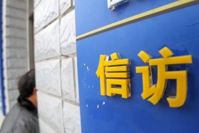 柯俊接待来访群众时强调 带着深厚感情解决群众反映的问题 