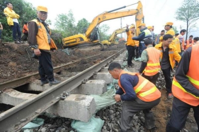 京广线路基塌陷致 昨日武汉22趟列车停运 另有列车晚点折返
