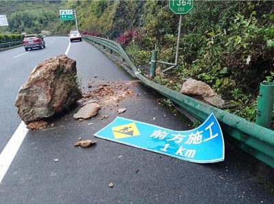 沪渝高速恩施段突发山体落石 部门联动冒雨奋战除险情