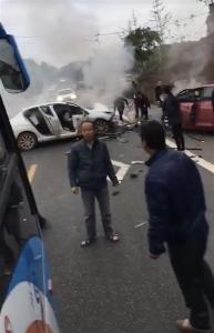 四川两车相撞:一车起火两人遇难 路过客车未借灭火器