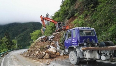 鹤峰通往走马镇某公路处发生山体滑坡 现实行单边通行